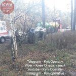 Після зіткнення з вантажівкою викинутий на узбіччя легковик зупинило дерево (+ фото)