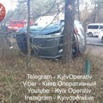 Після зіткнення з вантажівкою викинутий на узбіччя легковик зупинило дерево (+ фото)