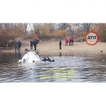 Із Дніпра витягували затонулу яхту з екіпажом (+ фото, відео)