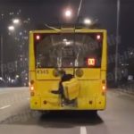 Кур’єр з їжею причепився зовні до тролейбуса та глузував із водіїв (відео)