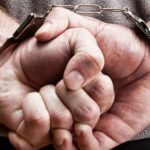 Пасажиру з Лондона у київському аеропорту одягнули кайданки