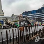 Вісім 30-тонних вантажівок випробовували Шулявський міст, під яким стояв Кличко (фото)