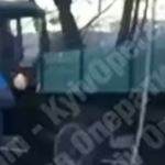 На чималій швидкості рейками їхав…  трактор з причепом (відео)