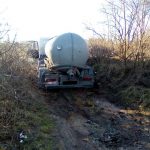 Зливаючи нечистоти на природі, асенізатор застряв у багнюці – люди встигли викликати поліцію (+ фото)