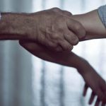 60-річного «відомого продюсера» підозрюють у зґвалтуванні 18-річної дівчини