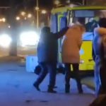 Посеред вулиці бабуся з пакетом напала на дівчину (відео)