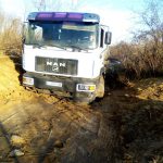 Зливаючи нечистоти на природі, асенізатор застряв у багнюці – люди встигли викликати поліцію (+ фото)