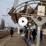 На залізничній платформі в Ірпені вітер зриває накриття (відео)