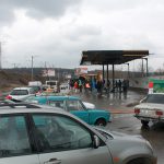 Розвідка боєм: біля вагончика пікетувальників розвантажили бетонні блоки (+ фото)