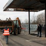 Розвідка боєм: біля вагончика пікетувальників розвантажили бетонні блоки (+ фото)