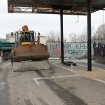 Розвідка боєм: біля вагончика пікетувальників розвантажили бетонні блоки (+ фото)