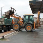 Розвідка боєм: біля вагончика пікетувальників розвантажили бетонні блоки (+ фото)