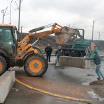 Розвідка боєм: біля вагончика пікетувальників розвантажили бетонні блоки (+ фото)