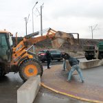 Розвідка боєм: біля вагончика пікетувальників розвантажили бетонні блоки (+ фото)