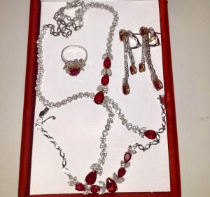 Діамантово-рубінові кольє, сережки, каблучки та браслети вилучили у ліванця на Київській митниці (+ фото)