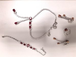 Діамантово-рубінові кольє, сережки, каблучки та браслети вилучили у ліванця на Київській митниці (+ фото)