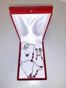 Діамантово-рубінові кольє, сережки, каблучки та браслети вилучили у ліванця на Київській митниці (+ фото)