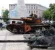 Підбита російська бронетехніка у центрі Києва (відео)
